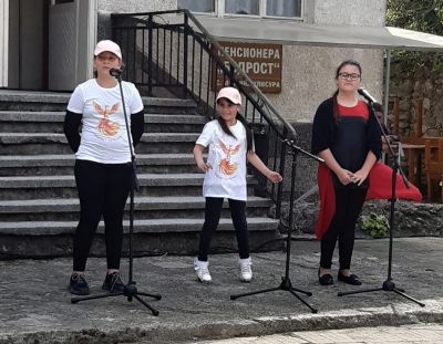 С прекрасни български песни в изпълнение на Никол, Елена, Маги, Божидара, Теодора и Лили на събора  в с.Момина Клисура 3